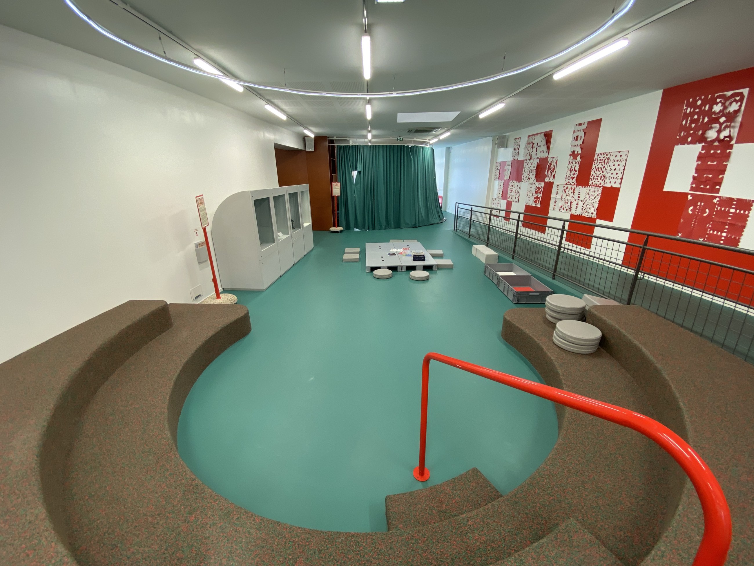 RIBAMBELLES - Un atelier de l’artiste OX, concepteur des  vitrines de mille formes